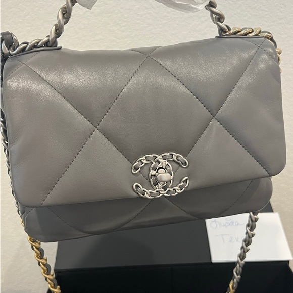 Chanel 19 small in light gray - Picture 3 of 10